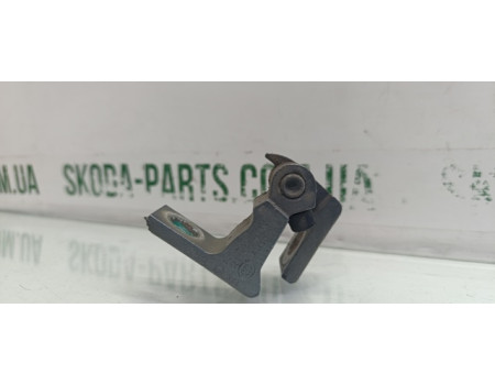 Петля  дверей передня ліва верхня Skoda Octavia A7 7N0831401 VAG (7N0831401)