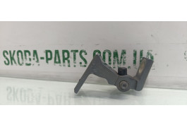 Петля передніх дверей передня права верхня Skoda Octavia A7 7N0831402 VAG (7N0831402A)