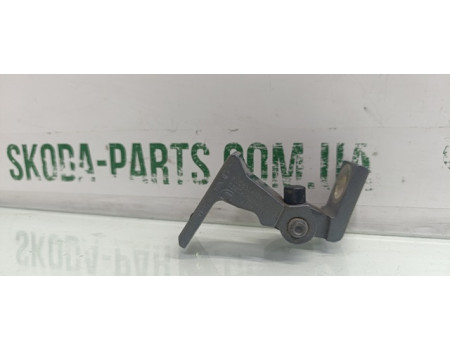 Петля передніх дверей передня права верхня Skoda Octavia A7 7N0831402 VAG (7N0831402A)