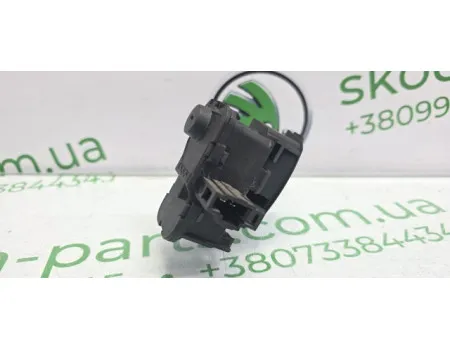 Мотор-привод відкриття лючка паливного баку Skoda Octavia A7 універсал 7P0810773D VAG (7P0810773D)