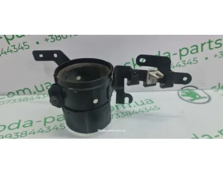 Кронштейн кріплення паливного фільтра 2.5tdi Skoda Superb 8D0201987C VAG (8D0201987C)