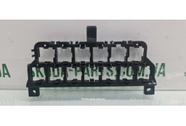 Кронштейн кріплення реле Skoda Superb 8D0937503C вживаний VAG (8D0937503C)