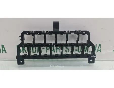 Кронштейн кріплення реле Skoda Superb 8D0937503C вживаний VAG (8D0937503C)