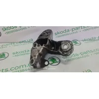 Кронштейн подушки двигуна лівий 2.5tdi Skoda Superb 8E0199351M VAG (8E0199351M)
