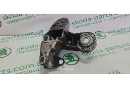 Кронштейн подушки двигуна лівий 2.5tdi Skoda Superb 8E0199351M VAG (8E0199351M)