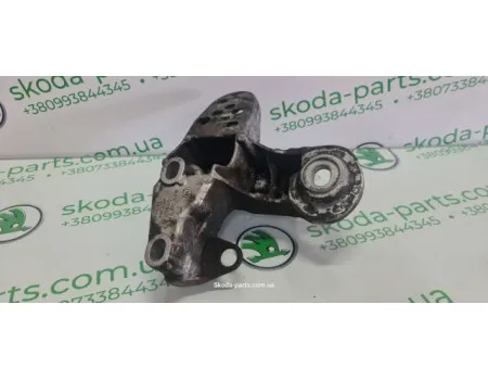 Кронштейн подушки двигуна лівий 2.5tdi Skoda Superb 8E0199351M VAG (8E0199351M)
