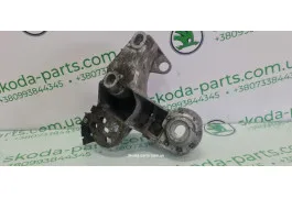 Кронштейн подушки двигуна правий 2.5tdi Skoda Superb 8E0199352N VAG (8E0199352N)