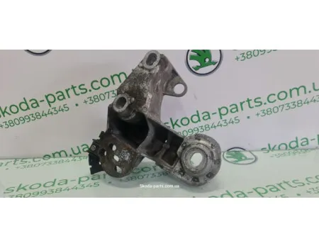 Кронштейн подушки двигуна правий 2.5tdi Skoda Superb 8E0199352N VAG (8E0199352N)