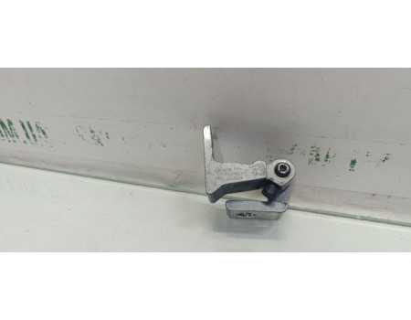 Петля задньої двері лівої верхня Skoda Octavia A7 8k0831401E VAG (8K0831401E)