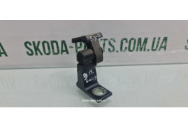 Завіса петля дверей задня права нижня Skoda Superb 2 8K0831402A VAG (8K0831402A)