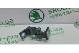 Завіса петля дверей верхня задня права комбі Skoda Octavia A7 8K0831402B VAG (8K0831402B)