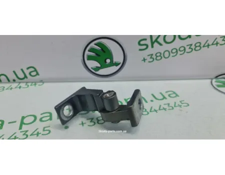 Завіса петля дверей верхня задня права комбі Skoda Octavia A7 8K0831402B VAG (8K0831402B)