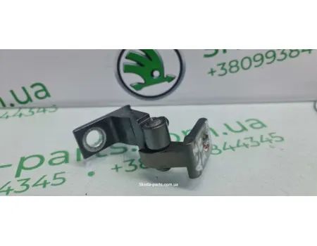 Петля завіса дверей нижня задня права комбі Skoda Octavia A7 8K0831402E VAG (8K0831402E)
