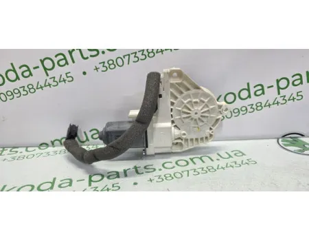 Двигун склопідіймача двері передньої правої Skoda Superb 2 VAG (8K0959802A)