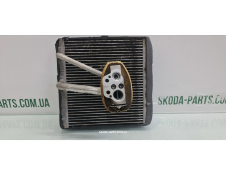 Випарник кондиціонера в торпеді Skoda Roomster T4684002A вживаний VAG (T4684002A)
